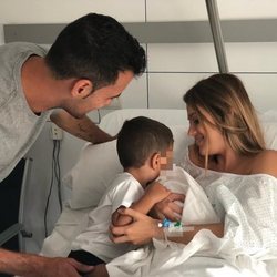 Elena Galera y Sergio Busquets anunciando el nacimiento de su segundo hijo