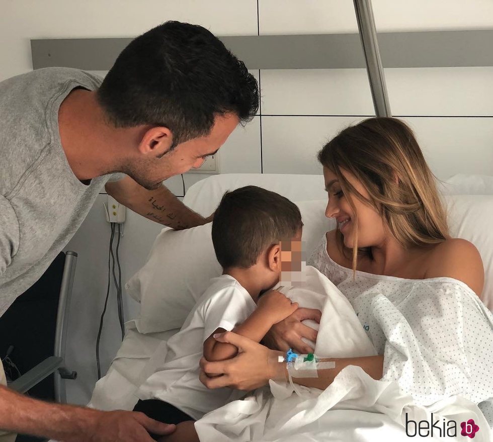 Elena Galera y Sergio Busquets anunciando el nacimiento de su segundo hijo