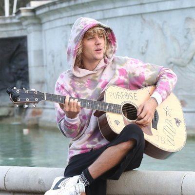 Justin Bieber cantando en la fuente del Palacio de Buckingham