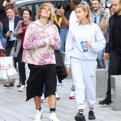 Hailey Baldwin y Justin Bieber paseando por Londres
