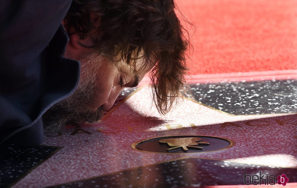 Jack Black besando su estrella en el Paseo de la Fama en Hollywood