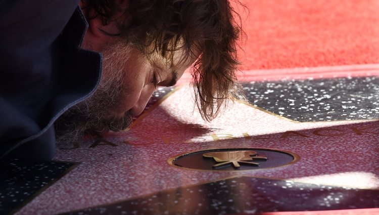 Jack Black besando su estrella en el Paseo de la Fama en Hollywood