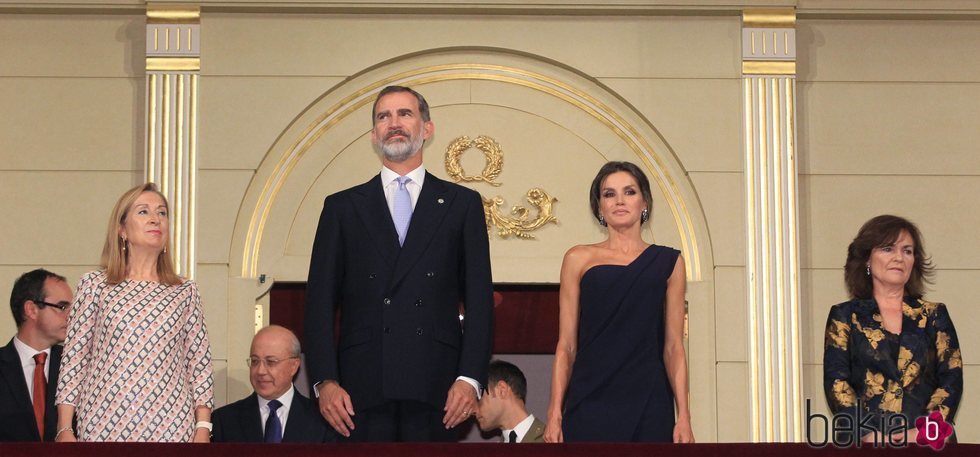 Los Reyes Felipe y Letizia, Ana Pastor y Carmen Calvo en el palco del Teatro Real de Madrid