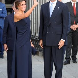 Los Reyes Felipe y Letizia saludando en la Plaza de Oriente a su llegada al Teatro Real