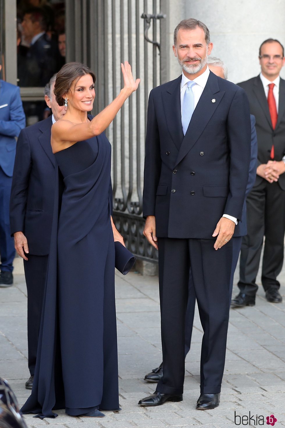 Los Reyes Felipe y Letizia saludando en la Plaza de Oriente a su llegada al Teatro Real