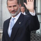 El Rey Felipe saludando a su llegada al Teatro Real de Madrid