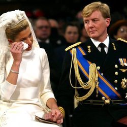 Máxima de Holanda secándose las lágrimas el día de su boda