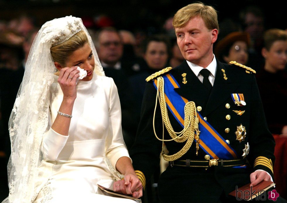 Máxima de Holanda secándose las lágrimas el día de su boda