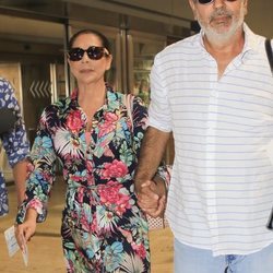 Isabel Pantoja con su hermano Agustín en el aeropuerto de Sevilla rumbo a Valencia