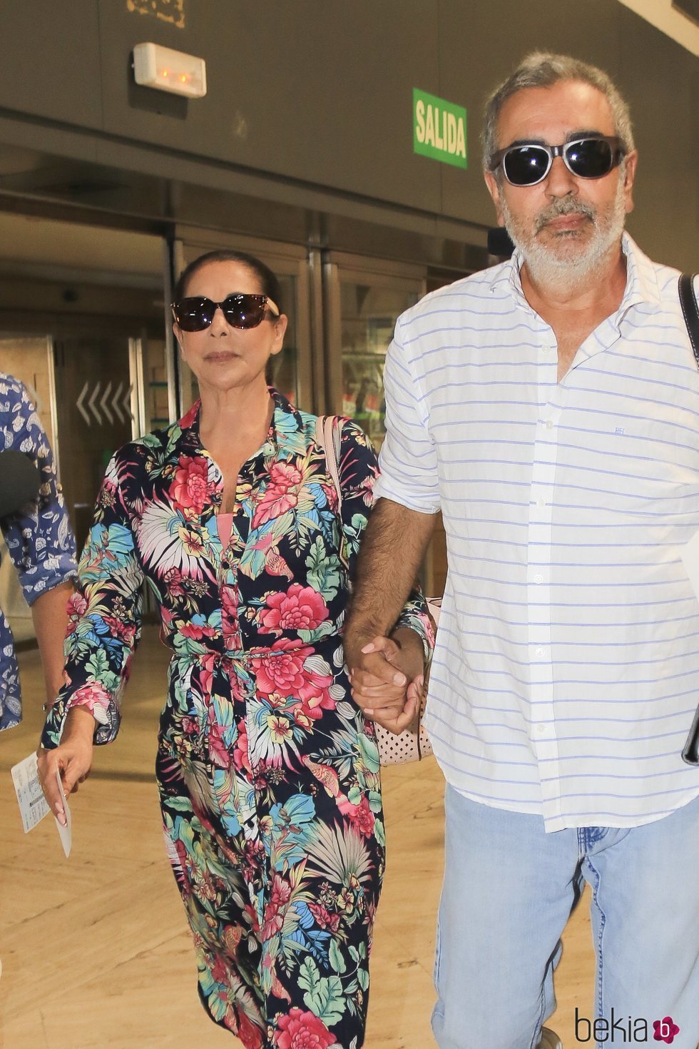 Isabel Pantoja con su hermano Agustín en el aeropuerto de Sevilla rumbo a Valencia