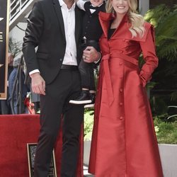 Carrie Underwood junto a su marido e hijo en el Paseo de la Fama