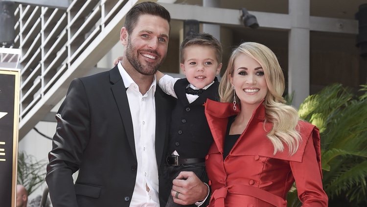 Carrie Underwood junto a su marido e hijo en el Paseo de la Fama