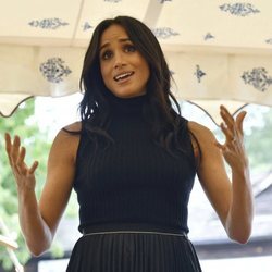 Meghan Markle dando un discurso en el primer evento de su agenda solidaria