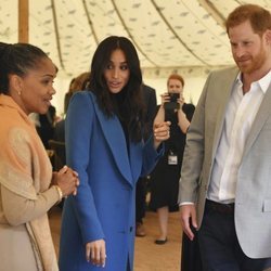 Los Duques de Sussex y Doria Ragland en un evento en los jardines de Kensington