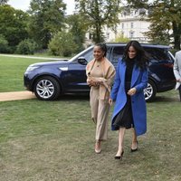 Los Duques de Sussex y Doria Ragland llegando a un evento en los jardines de Kensington