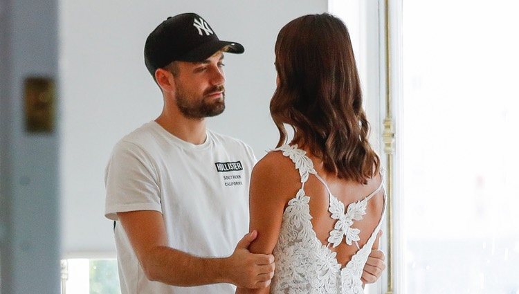 Alejandro Albalá mira embelesado a Sofía Suescun vestida de novia