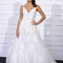 Sofía Suecun vestida de blanco para la presentación de la nueva colección de Luna Novias