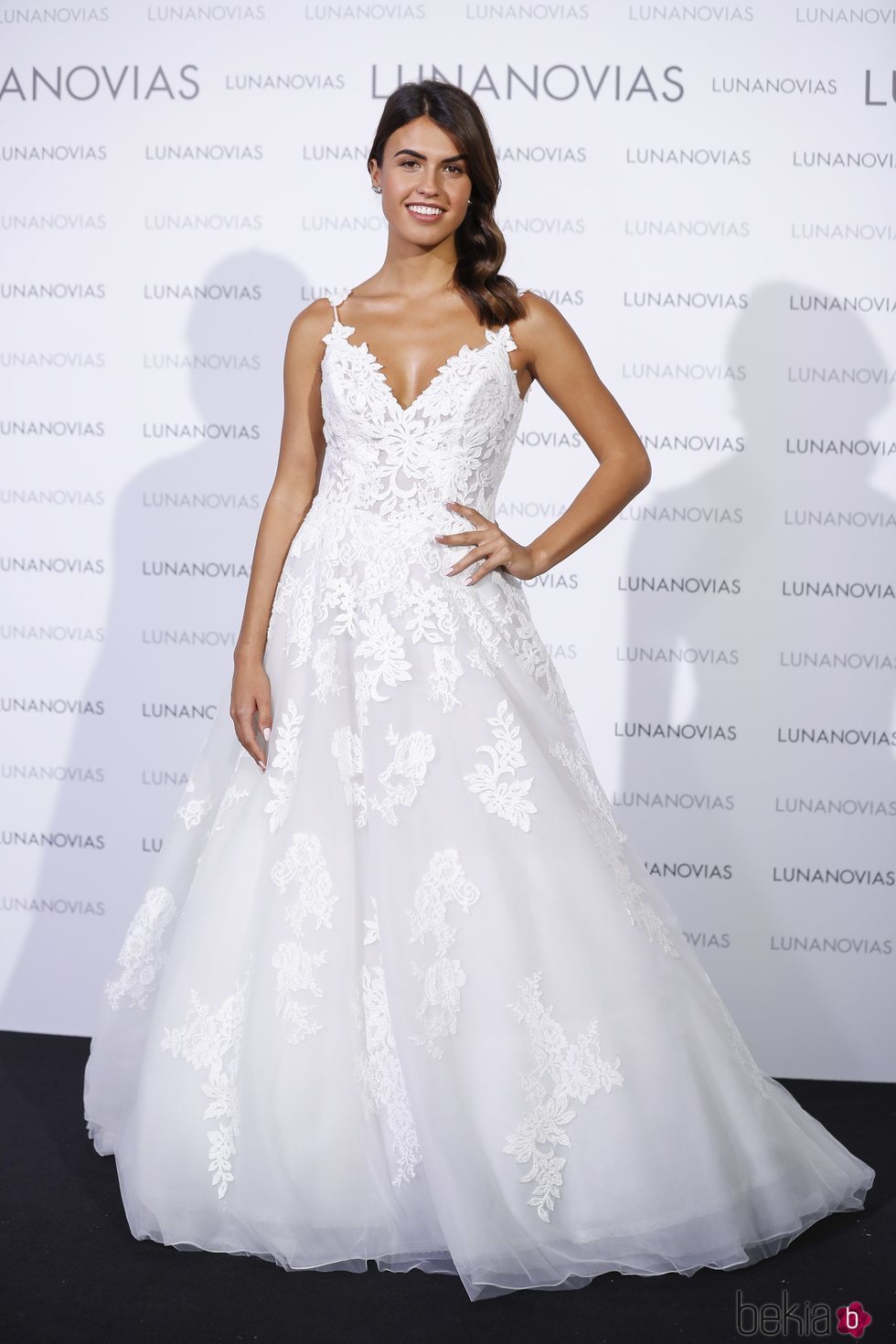 Sofía Suecun vestida de blanco para la presentación de la nueva colección de Luna Novias