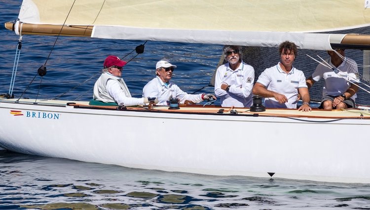 El Rey Juan Carlos navegando en el Bribón