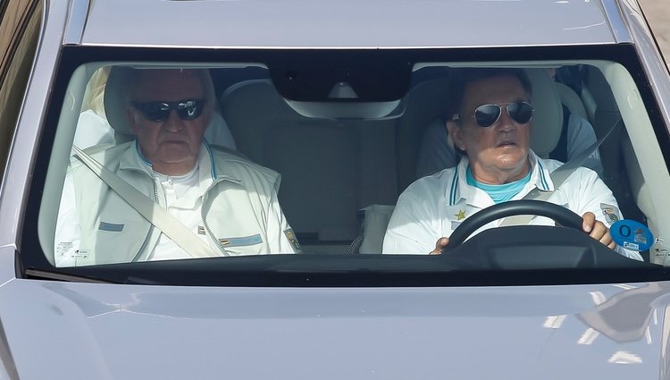 El Rey Juan Carlos con un amigo llegando al puerto de Sanxenxo