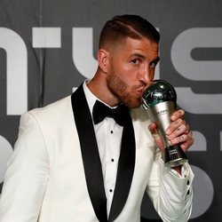 Sergio Ramos besando su premio en la gala The Best FIFA 2018