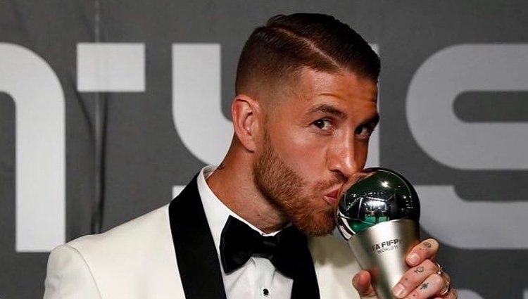 Sergio Ramos besando su premio en la gala The Best FIFA 2018