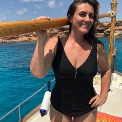 Carlota Corredera muy sonriente con un bañador negro en Formentera