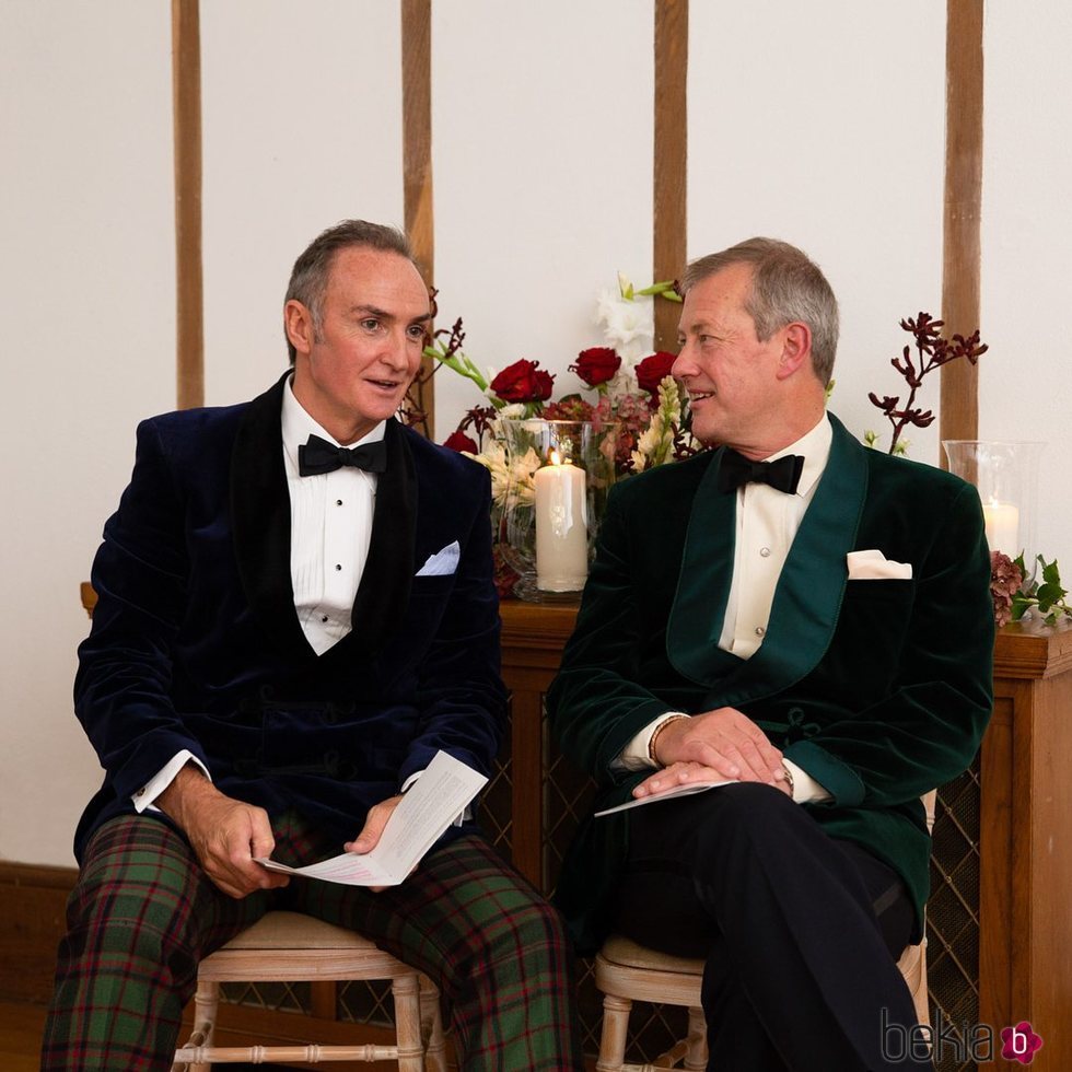 James Coyle y Lord Ivar Mountbatten, primo de la Reina Isabel, durante la ceremonia de su boda