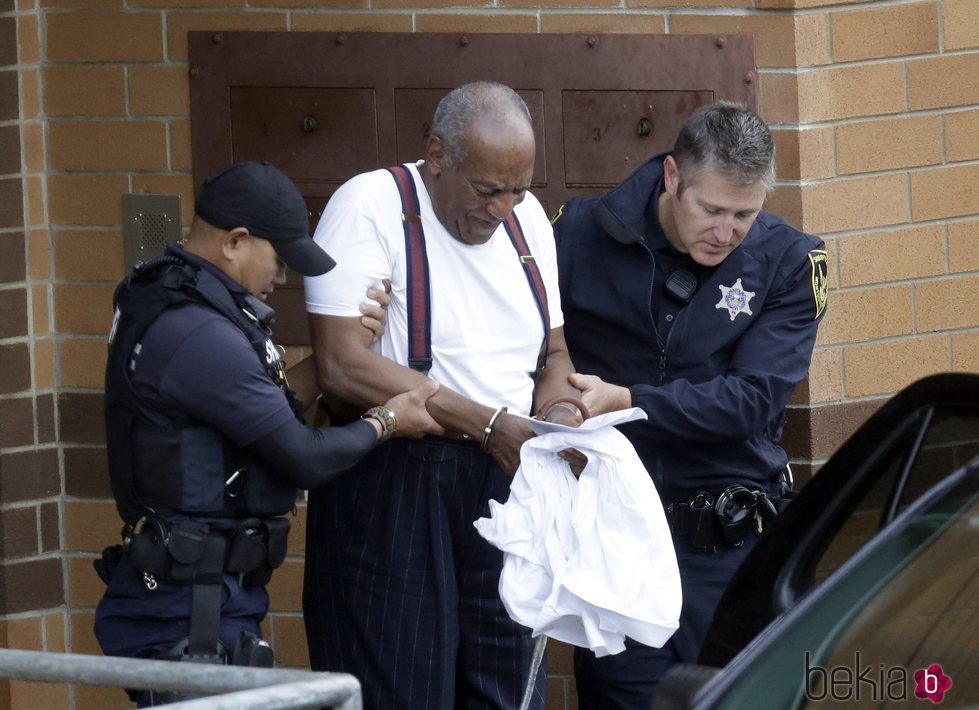 Bill Cosby escoltado por dos policías tras ser condenado a prisión