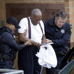 Bill Cosby escoltado por dos policías tras ser condenado a prisión