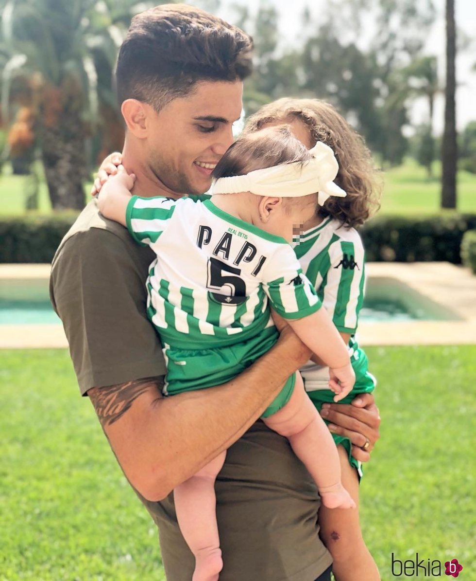 Marc Bartra con sus dos hijas, Gala y Abril