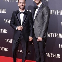 Pelayo Díaz y su marido, Andy McDougall, en la alfombra roja de los premios Vanity Fair 2018