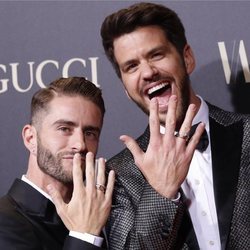 Pelayo Díaz y Andy McDougall presumiendo de sus anillos de casados en la alfombra roja de los premios Vanity Fair 2018