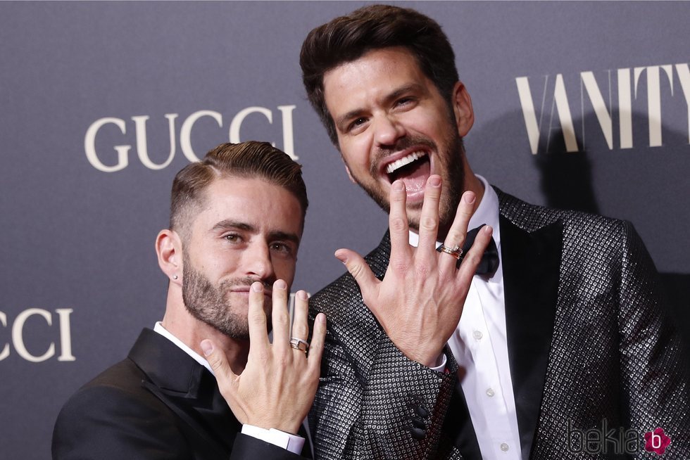 Pelayo Díaz y Andy McDougall presumiendo de sus anillos de casados en la alfombra roja de los premios Vanity Fair 2018