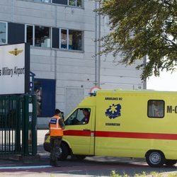 La Reina Paola de Bélgica llegando al hospital en ambulancia