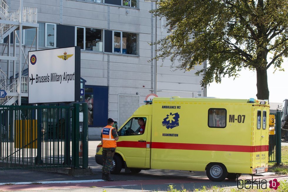 La Reina Paola de Bélgica llegando al hospital en ambulancia