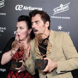 Paco León y Debi Mazar tras recoger el premio Chicote 2018