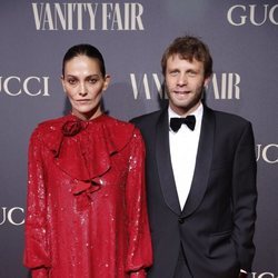 Laura Ponte y su pareja Pedro Letai en la alfombra de la fiesta de Vanity Fair 2018