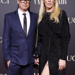 Topacio Fresh y su esposo Israel Cotes en la alfombra de la fiesta de Vanity Fair 2018