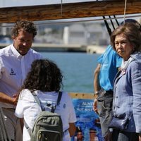 La Reina Sofía subida en un barco en Menorca