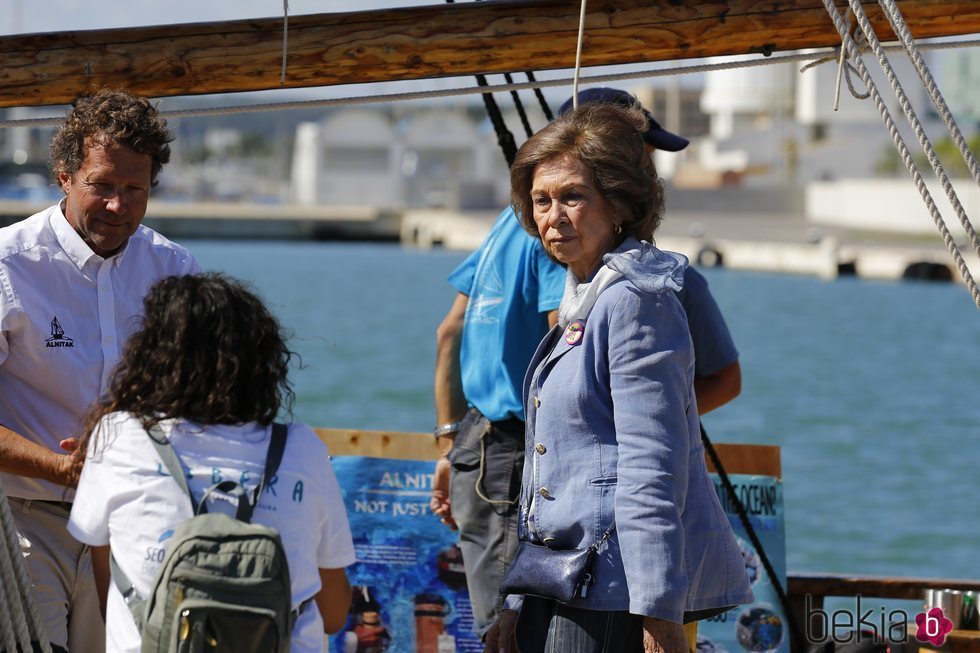 La Reina Sofía subida en un barco en Menorca