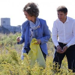 La Reina Sofía recoge basura marina en el campo en Menorca