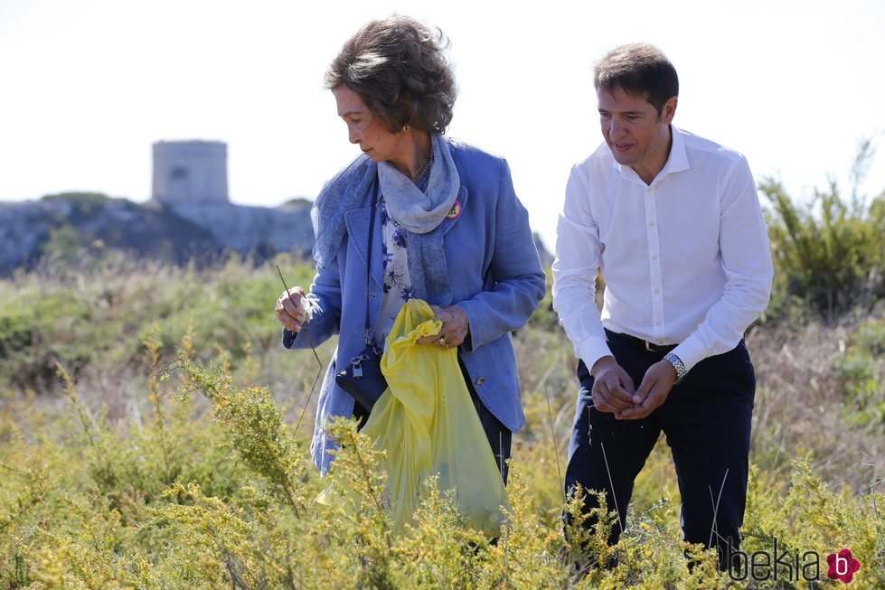 La Reina Sofía recoge basura marina en el campo en Menorca