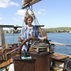 La Reina Sofía recogiendo basura marina en Menorca