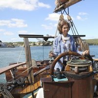La Reina Sofía recogiendo basura marina en Menorca