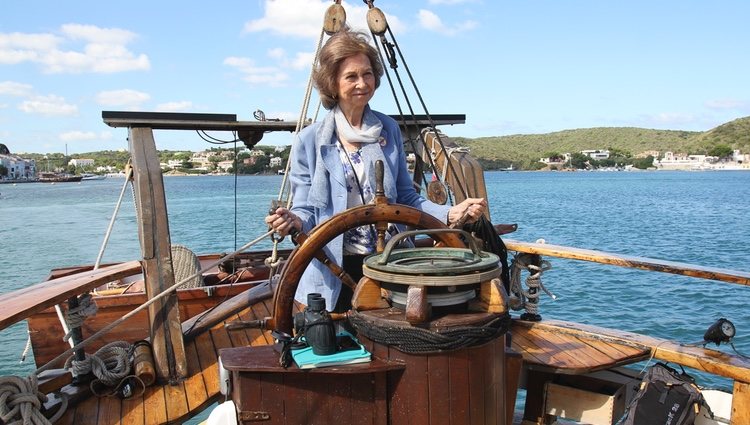 La Reina Sofía recogiendo basura marina en Menorca