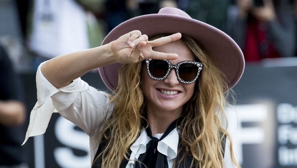 Paulina Rubio saludando en el Festival de Cine de San Sebastián