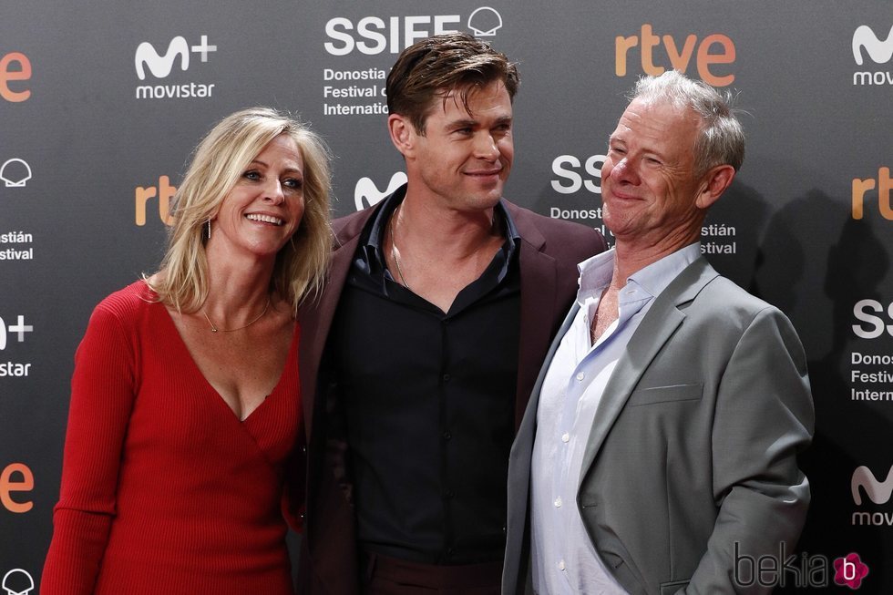 Chris Hemsworth junto a sus padres durante el Festival de San Sebastián 2018