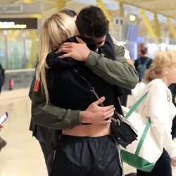Anita Matamoros y Javier Tudela se despiden en el aeropuerto