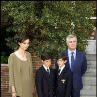 Carlos Fitz-James Stuart junto a Matile Solís y sus dos hijos